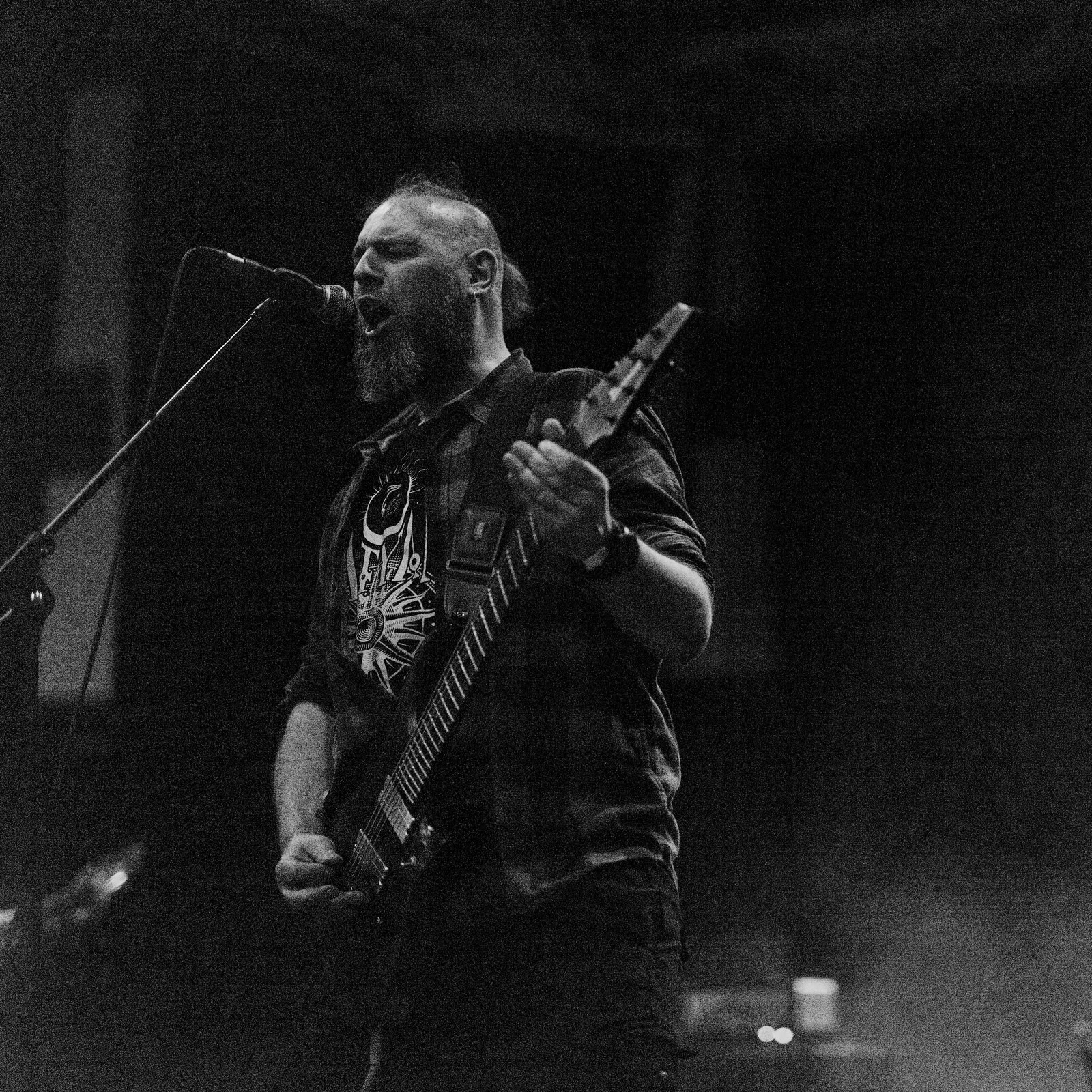 Dethscend est un groupe de funeral sludge metal originaire de Lille, en France, reconnu pour ses sonorités lourdes et ses ambiances sombres et introspectives. - Image 2
